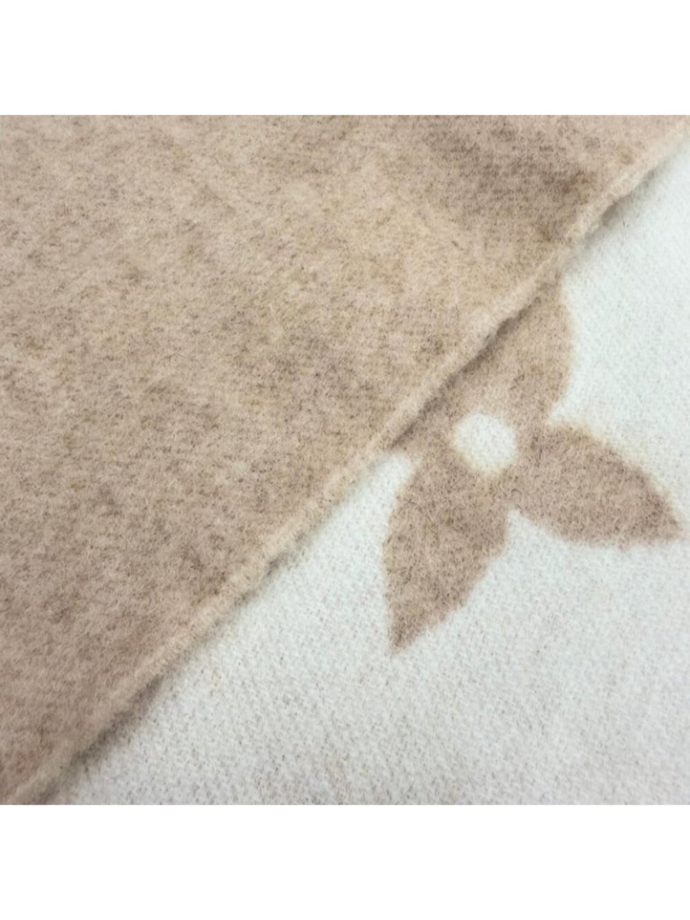 Louis Vuitton Echarpe Cold Reykjavik Cashmere Mink Scarf Beige - Picture 6 of 9